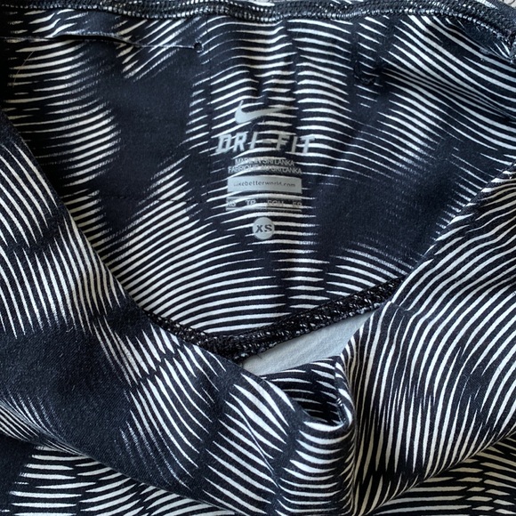 Nike crop leggings in XS - Picture 3 of 3